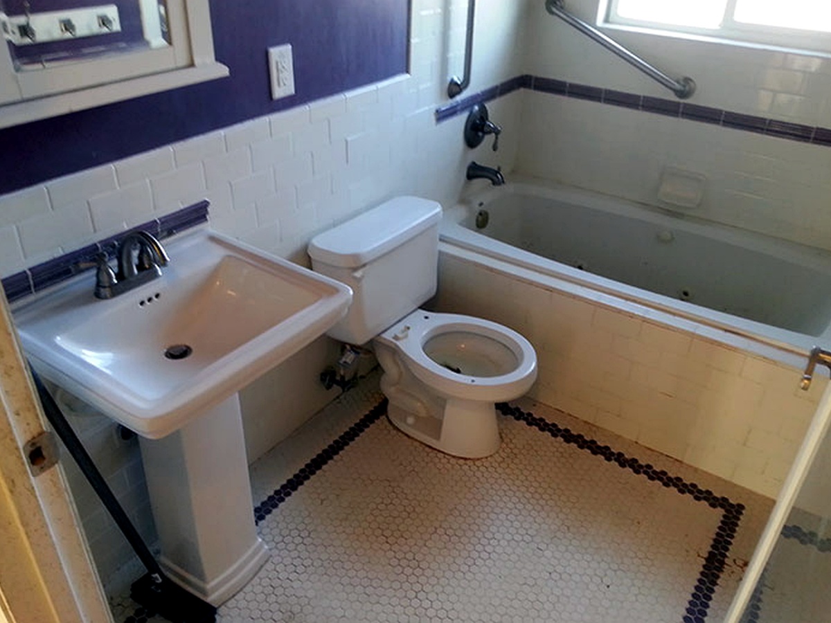 Salle de bain assainie après nettoyage